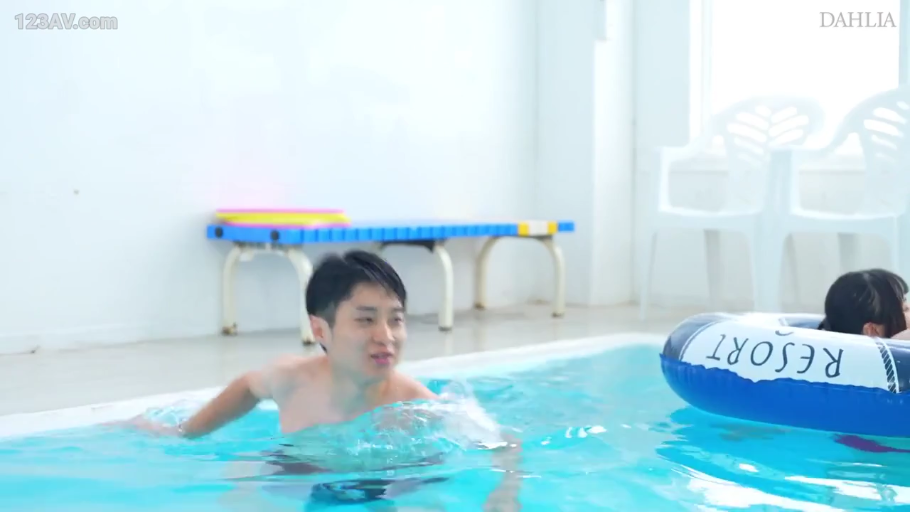 中景 · 水着 · 室内泳池
