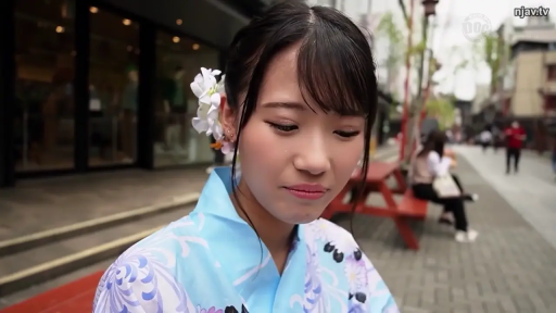 坐姿 · 面部 · 羞涩 · 街道 · 发饰 · 低头看 · 蓝色浴衣 · 和风人像