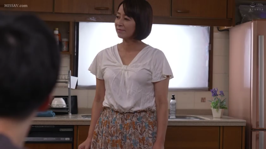 碎花裙 · 中景 · 站姿 · 微笑 · 熟女 · 注视 · 厨房 · 厨具