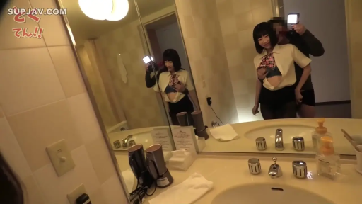 站立 · 微笑 · 手机 · 自拍 · 镜面 · 学生装 · 撩起上衣 · 卫生间