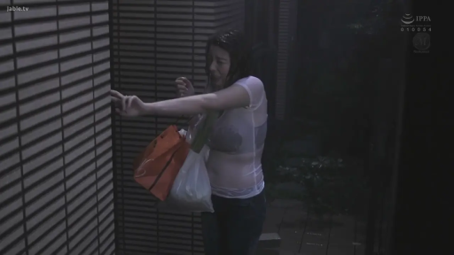 站姿 · 湿身 · 户外 · 购物袋 · 慌张 · 湿透的白T恤 · 按门铃