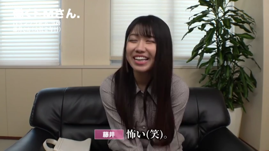 坐姿 · 办公室 · 中景 · 访谈 · 大笑 · 黑色沙发 · 采访 · 灰色碎花衫