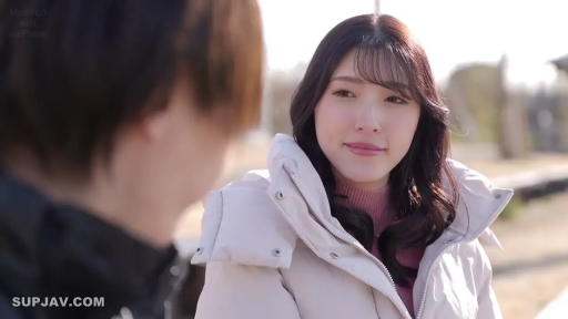 坐姿 · 微笑 · 面部特写 · 对视 · 户外 · 白色羽绒服 · 日系长发