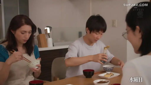 坐姿 · 中景 · 厨房 · 平淡 · 用餐 · 围裙 · 碗筷 · 家庭场景