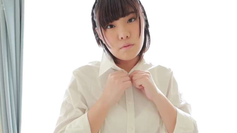 室内 · 站立 · 白色衬衫 · 面部特写 · 窗帘 · 短发 · 清纯表情 · 扣纽扣