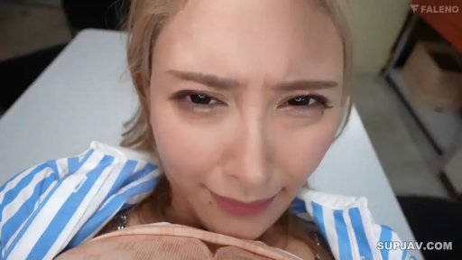 室内 · 面部 · 微笑 · 条纹衬衫 · 桌子 · 凝视 · POV · 俯视