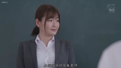 教室 · 站立 · 微笑 · 半身 · 职业装 · 黑板 · 温柔 · 女教师