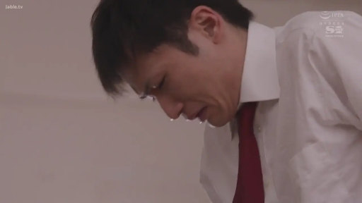 俯身 · 白色衬衫 · 更衣室 · 储物柜 · 模糊 · 动态模糊 · 走动