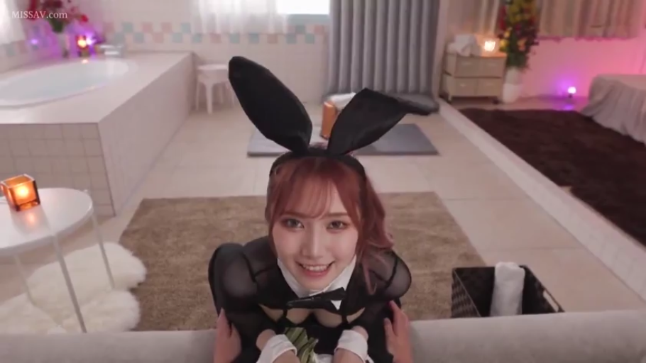 室内 · 微笑 · 跪き姿勢 · 一人称視点 · 顔のクローズアップ · 对视 · 兔耳 · 兔女郎