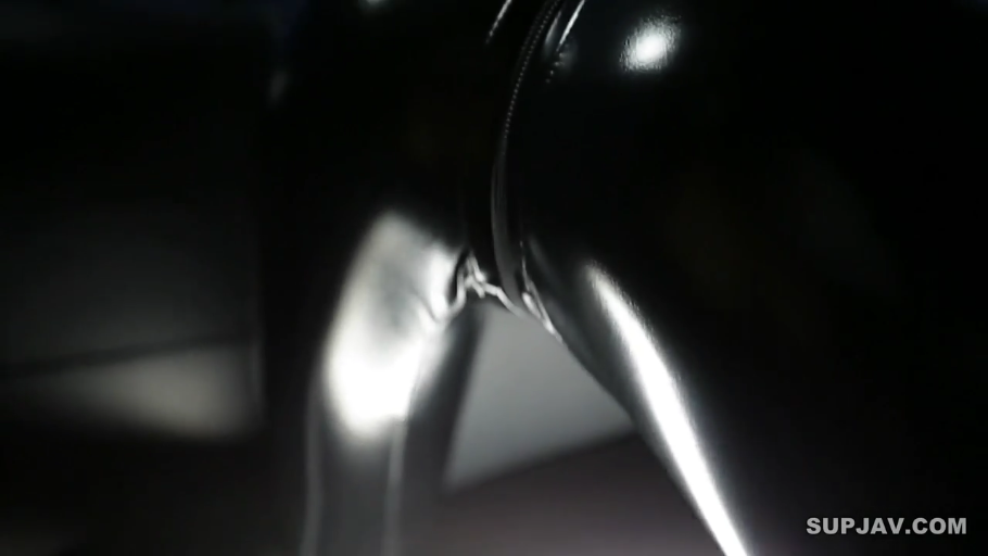 室内 · 臀部特写 · 撅起 · 静态 · 恋物 · 胶衣