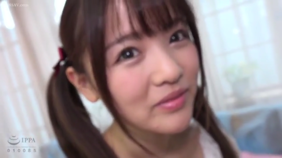 室內 · 俯身 · 臉部特寫 · 微笑 · 白色蕾絲上衣 · 注视镜头 · 雙馬尾 · 发饰