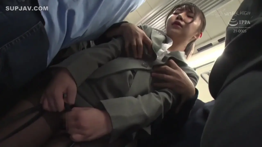 Medium shot · Business attire · 电车 · Lean back