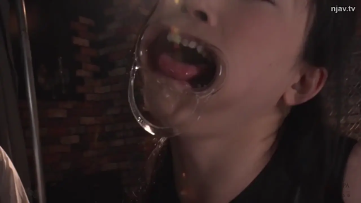 室內 · 臉部特寫 · 仰头 · 黑色背心