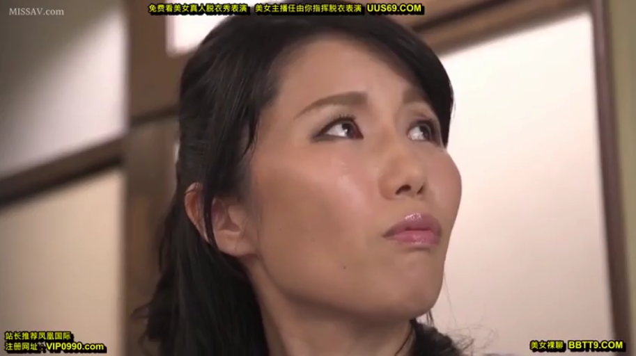 室内 · 委屈 · 面部特写 · 仰头 · 亚洲女性 · 观看 · 上衣