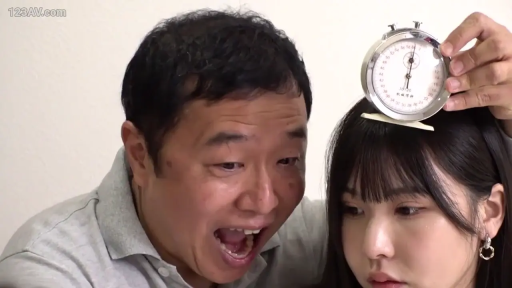 室内 · 头部特写 · 计时器 · 灰色POLO衫 · 一男一女 · 紧靠 · 拿着计时器大叫 · 兴奋与无奈