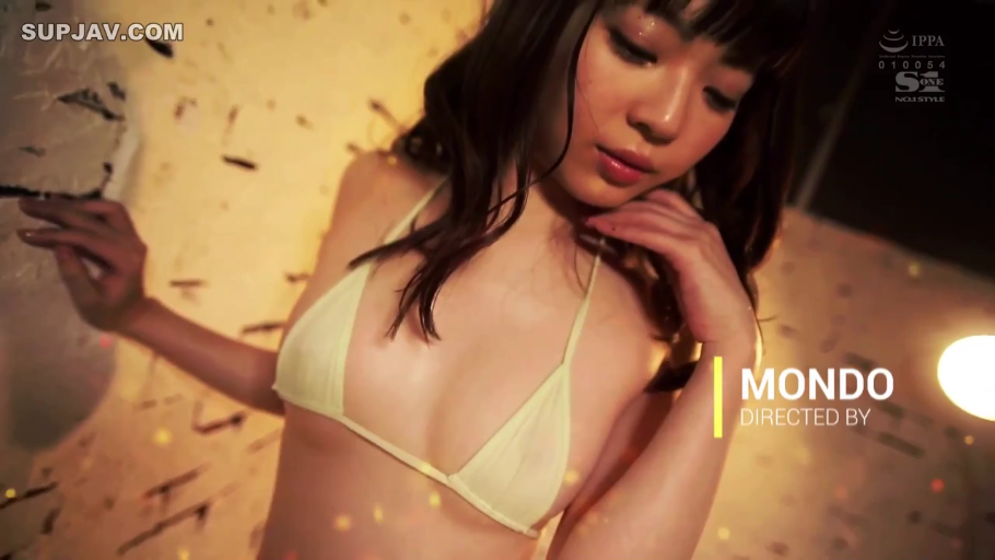 站立 · 室内摄影棚 · 诱惑 · 面部与胸部 · 白色比基尼 · 模特展示 · 柔和灯光