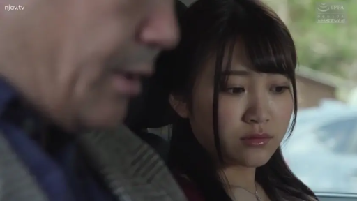 坐姿 · 交谈 · 忧郁 · 脸部特写 · 剧情 · 车内 · 常服 · 汽车