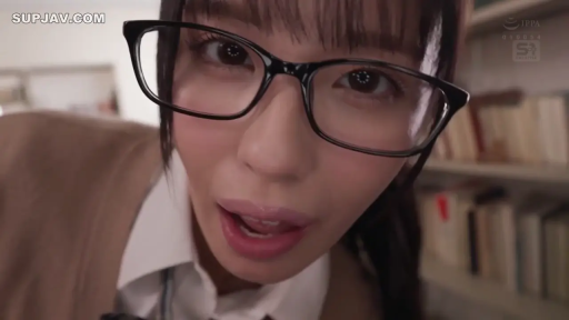 俯身 · 眼镜 · 棕色开衫 · 面部特写 · 注视镜头 · 学生装 · 微张嘴 · 室内书房