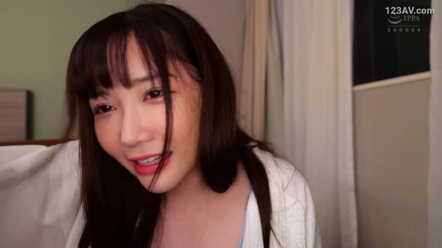 俯身 · 脸部特写 · 卧室 · 面对镜头 · 妩媚 · 长发 · 浴袍