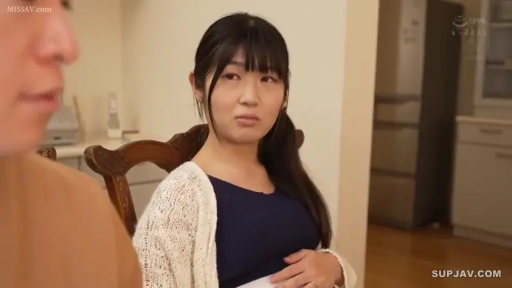 坐姿 · 委屈 · 中景 · 居家 · 厨房 · 针织衫 · 抚摸 · 餐椅