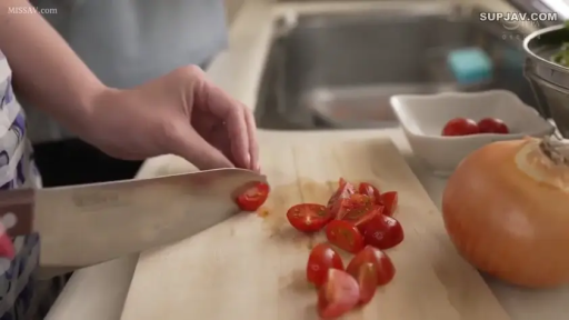 站立 · キッチン · エプロン · 生活化 · 手部特写 · 菜刀 · 切菜