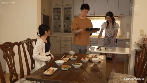 站立 · 全景 · 微笑 · 餐具 · 部屋着 · キッチン・ダイニング · 准备进餐 · 家庭生活