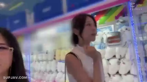 眼镜 · 站立 · 中景 · 微笑 · 街道 · 户外 · 无袖上衣 · 散步