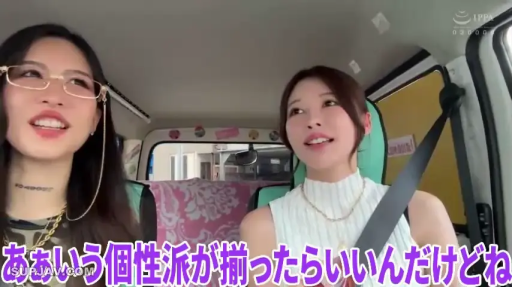 坐姿 · 交谈 · 面部 · 眼镜 · 字幕 · 自然 · 休闲装 · 车内