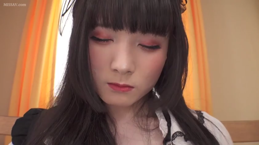 室内 · 低头 · 脸部特写 · 女仆装 · 长发 · 冷漠