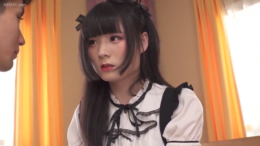 室内 · 忧郁 · 侧身 · 面部特写 · 对视 · 女仆装 · 发饰 · 齐刘海