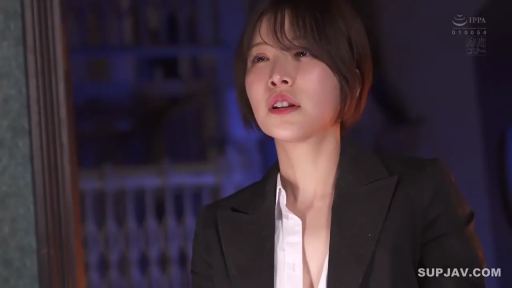 室内 · 站立 · 面部特写 · 职业装