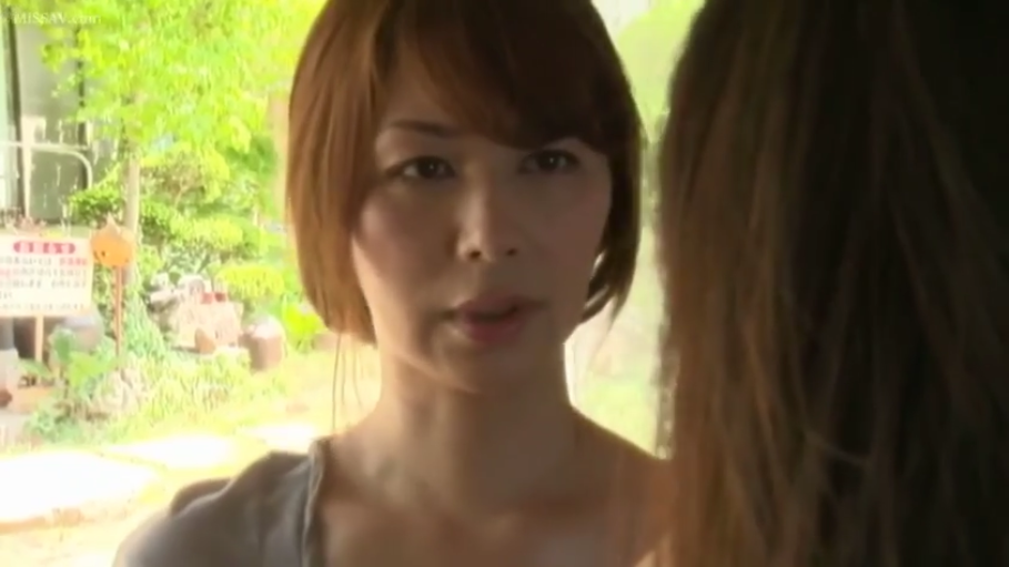 室内 · 严肃 · 面部特写 · 灰色上衣 · 熟女 · 眼神交流 · 对向站立