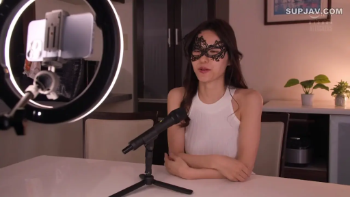 室内 · 坐姿 · 微笑 · 麦克风 · 直播 · 半身像 · 白色无袖背心