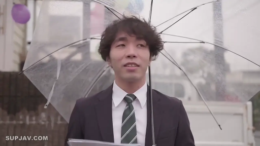 Stand · Smile · Half-body · Outdoor · Suit · 透明雨伞 · Holding an umbrella · 雨中