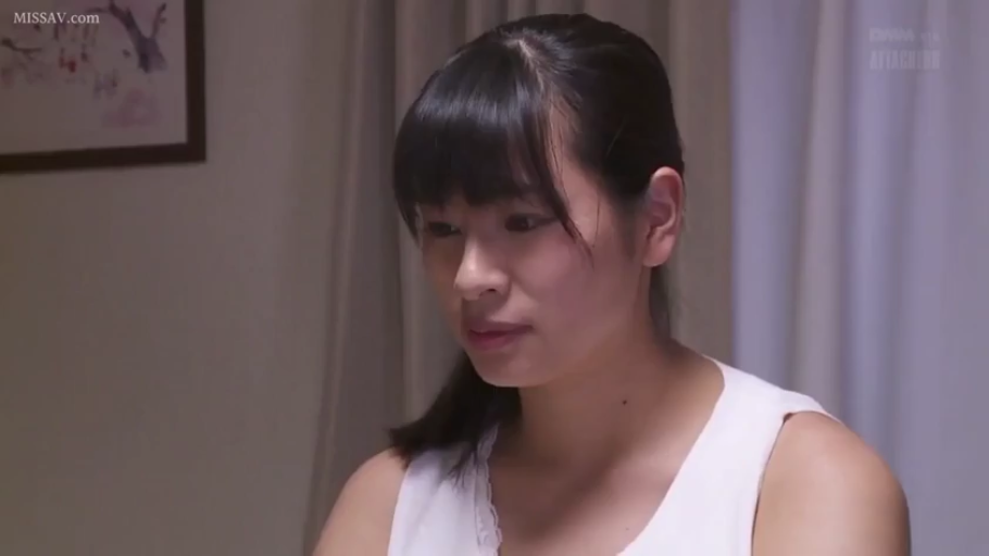 坐姿 · 卧室 · 注视 · 头部特写 · 忧愁 · 齐刘海 · 白色无袖衫