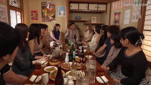 Sitting Posture · Face · 自然 · 餐厅 · Casual clothes · Drinking alcohol · 玻璃杯