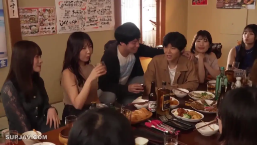 Sitting Posture · Medium shot · Smile · Casual wear · Wine bottle · 多人 · 居酒屋 · 聚餐