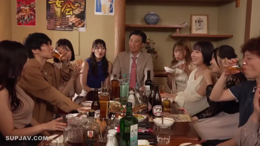 座り姿勢 · 全景 · 多人 · 居酒屋 · 开心 · 聚餐饮酒 · 商务便装 · 酒瓶酒具