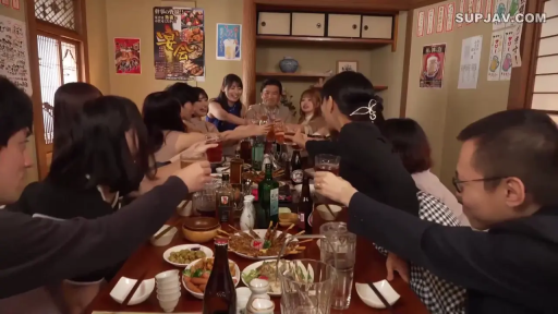 坐姿 · 全景 · 笑容 · 居酒屋 · 多人聚会 · 干杯 · 休闲服装 · 酒水食物
