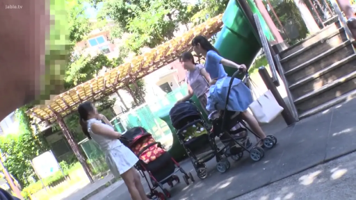 Conversation · Stand · 全景 · 自然 · 户外公园 · 人妻 · Baby stroller · 连衣短裙