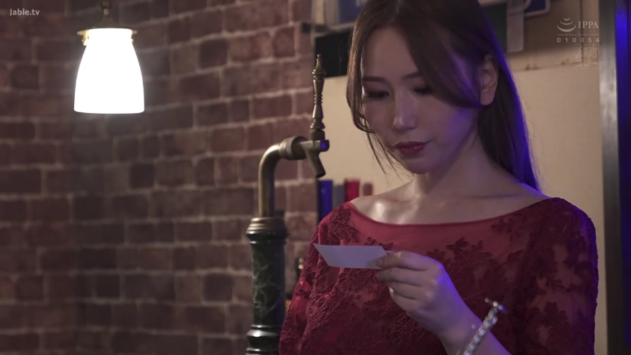 站立 · 半身特写 · 酒吧 · 红色蕾丝裙 · 看名片