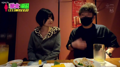 坐姿 · 交谈 · 中景 · 餐厅 · 连帽衫