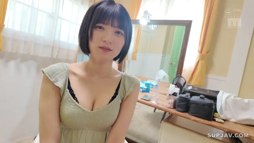 坐姿 · 胸部 · 自然 · 对视 · 短发 · 镜子 · 化妆间 · 绿色低胸装