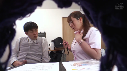 坐姿 · 严肃 · 眼镜 · 办公室 · 远景 · 谈话 · 职业衬衫 · 胯下视角