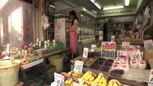 全身 · 站立 · 平静 · 格子围裙 · 日常感 · 整理货物 · 水果店 · 价目牌