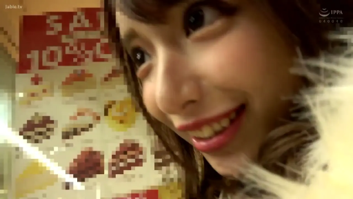 微笑 · 面部特写 · 观察 · 广角镜头 · 毛领外套 · 快餐店 · 菜单板 · 侧头对视