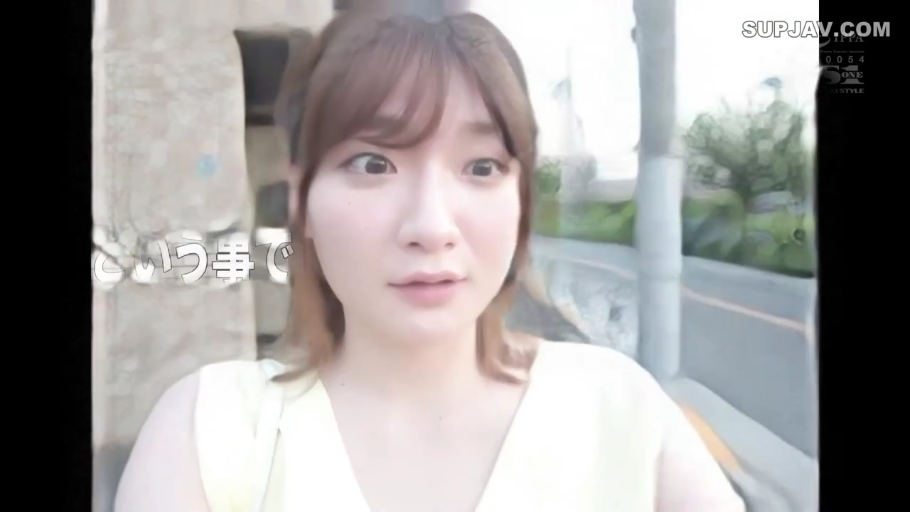 脸部特写 · 站立 · 无袖上衣 · 户外街道