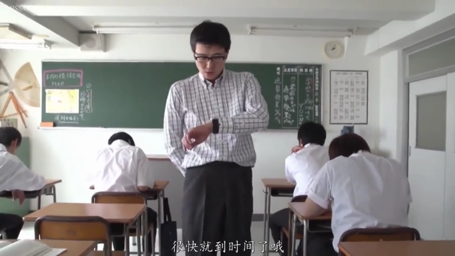 Serious · Classroom · Role-playing · Stand · 黑板 · Plaid shirt · Look at the watch