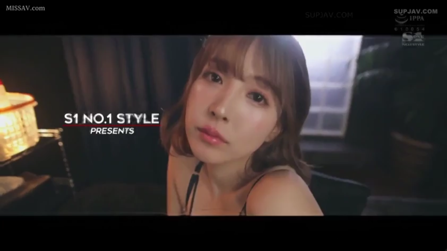 室内 · 脸部特写 · 迷离 · 台灯 · 正坐 · 注视 · 吊带内衣 · 成人影片