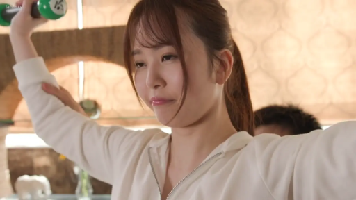 室內 · 专注 · 面部特寫 · 哑铃 · 馬尾 · 白色連帽衛衣 · 健身锻炼 · 举起手臂